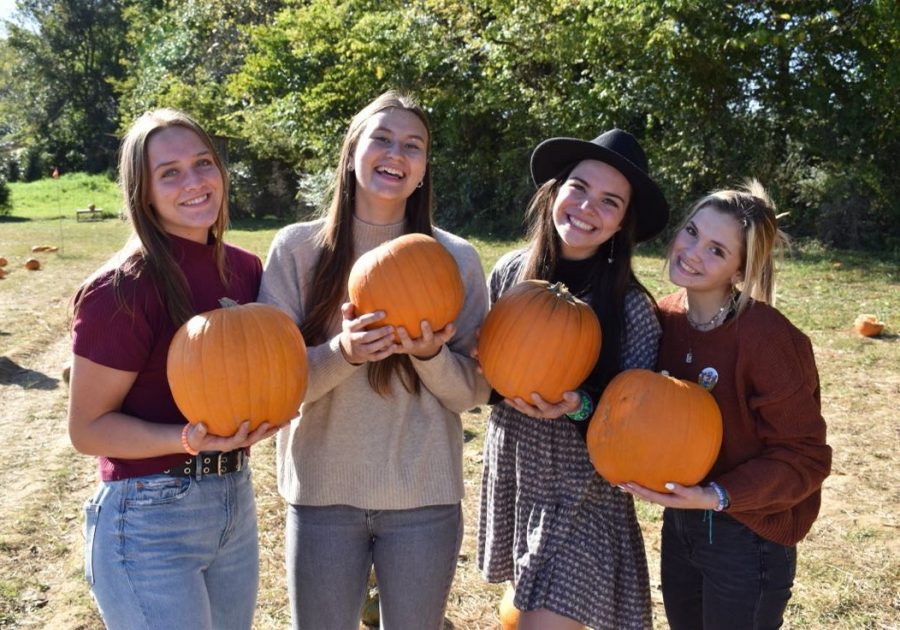 Elli Chumley, Anna Sauer, Elizabeth Brown, and Makenna Orrick enjoyed a day at the pumpkin patch.