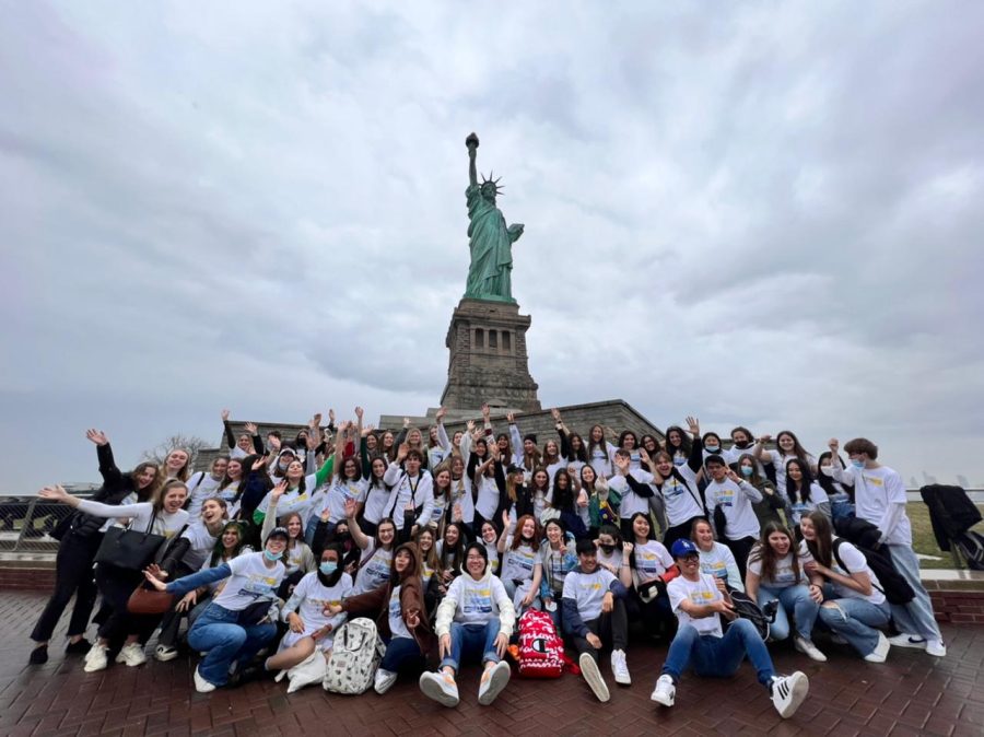 Exchange+students+from+all+over+the+United+States+combined+under+the+statue+of+liberty+